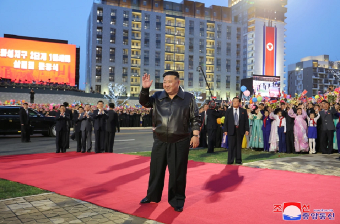 Ông Kim Jong-un dự lễ khánh thành khu dân cư ở Hwasong, Triều Tiên, ngày 16/4. (Ảnh: KCNA)