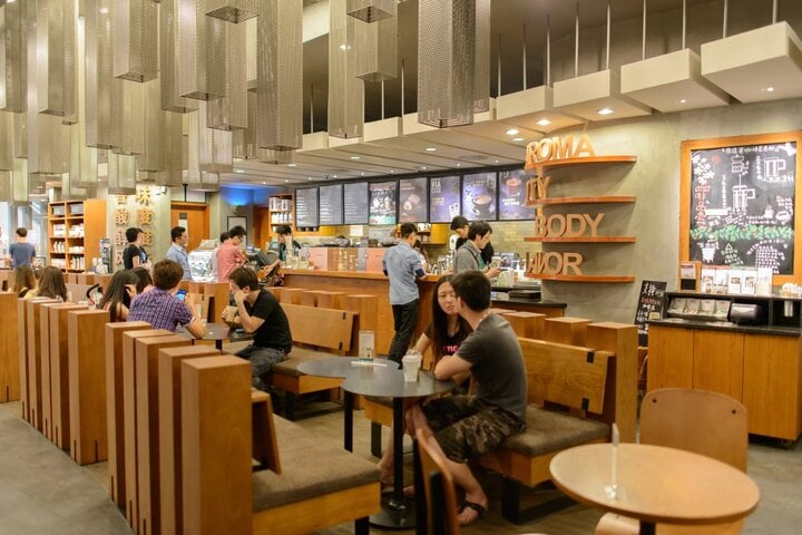 Nhiều “kẻ lang thang thành thị” dành cả tuần làm việc ở quán cà phê. (Ảnh: Shutterstock)