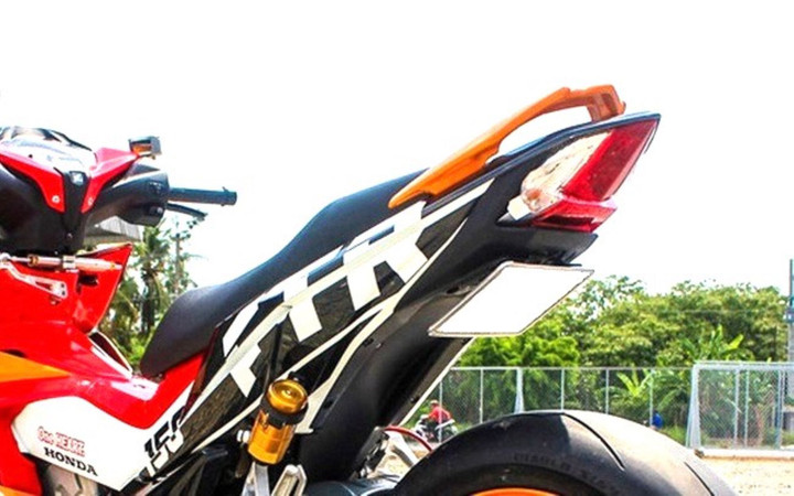 Lắp biển số xe phải đúng quy định pháp luật. (Ảnh: Moto)