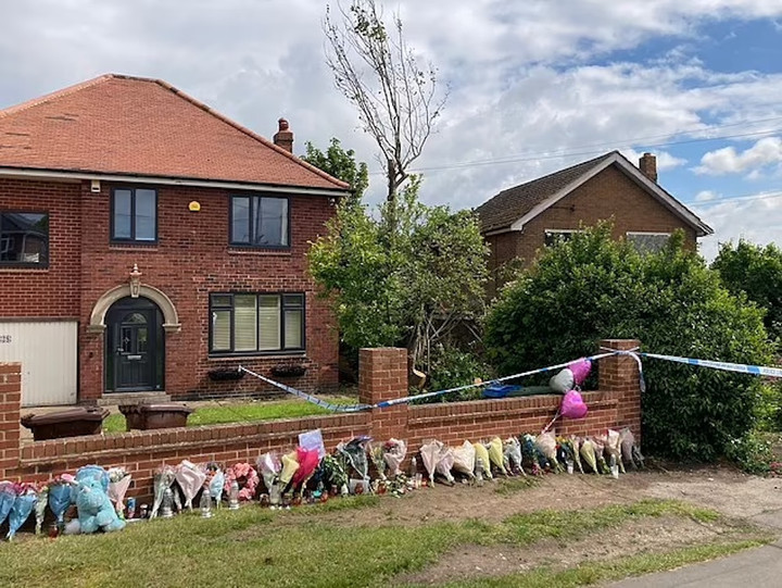 Rất nhiều người mang hoa đến hiện trường để tưởng nhớ Kamil. (Ảnh: Daily Mail)