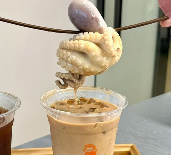 Mỗi thực khách thưởng thức cà phê sẽ được tặng thêm một chú mực.