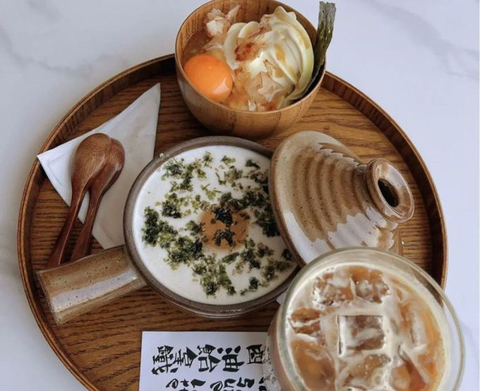 Cà phê được trình bày như một suất cháo ăn sáng.