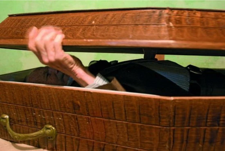 Trên thế giới, nhiều trường hợp tuyên bố đã chết nhưng sống lại từng xảy ra. (Ảnh: Pinterest)