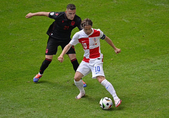 Modric mờ nhạt trong hiệp đầu tiên. (Ảnh: Reuters)