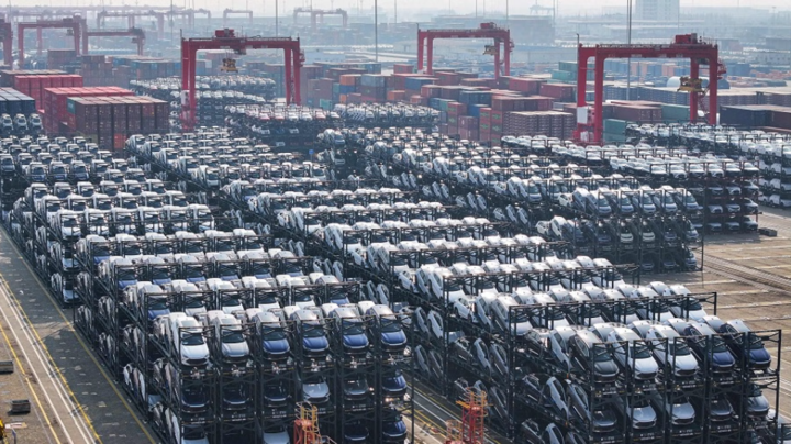 Những chiếc xe điện BYD đang chờ xếp lên tàu tại bến container quốc tế của cảng Taicang ở thành phố Tô Châu, tỉnh Giang Tô, Trung Quốc. (Ảnh: AFP)