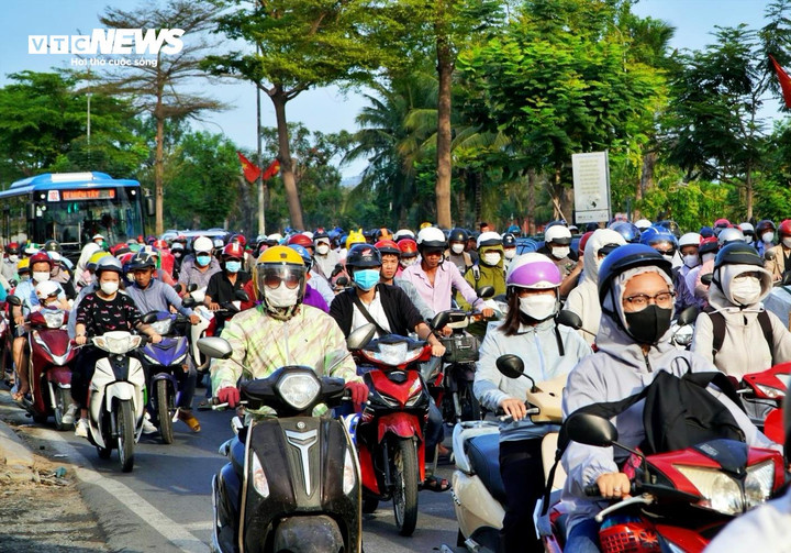 Thời tiết TP.HCM hôm nay 19/6, mây thay đổi, sáng đến trưa trời nắng, chiều tối có mưa rào và dông rải rác.