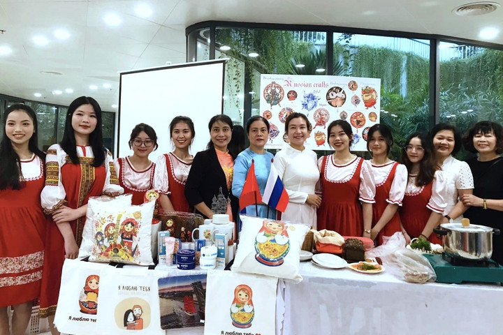 Giao lưu nhân dân luôn là điểm sáng giúp gắn kết gắn kết tình hữu nghị Việt Nam - Liên bang Nga. (Ảnh: VUFO)