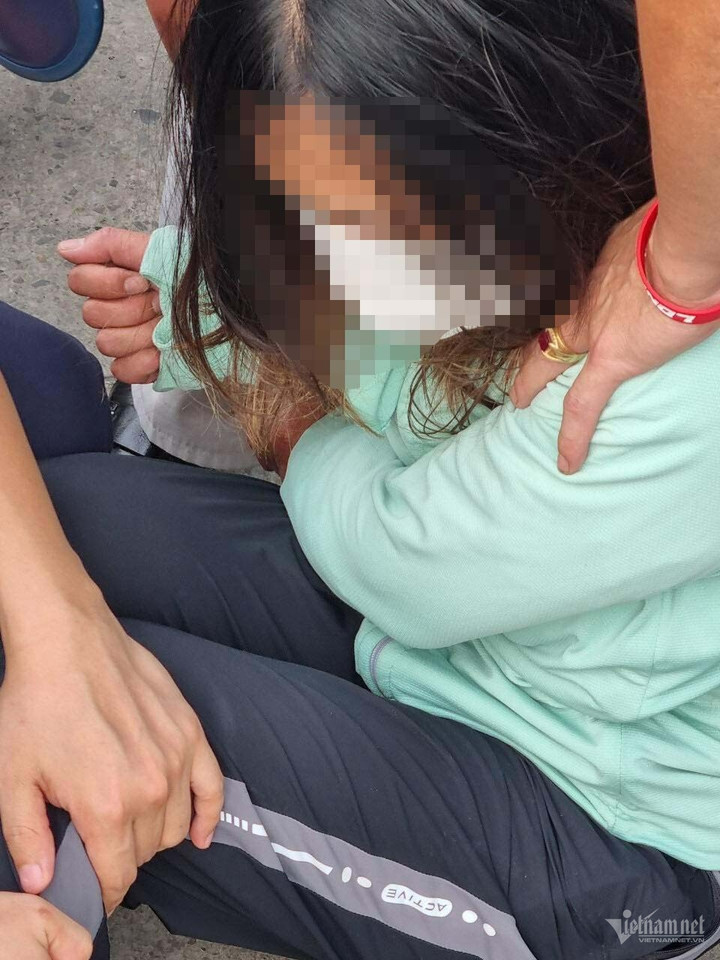 Các chiến sỹ CSGT ngăn chặn người phụ nữ nhảy cầu. (Ảnh: Đ.H.)