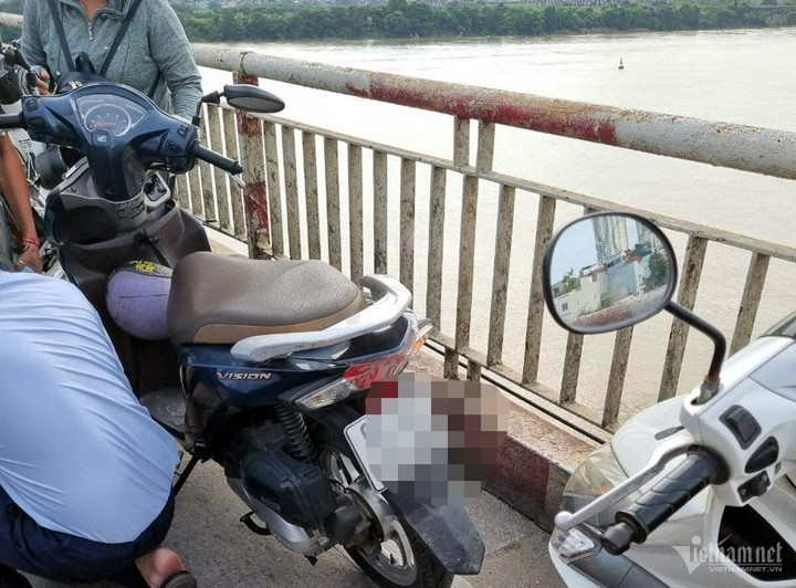 Khu vực người phụ nữ định nhảy cầu Chương Dương tự tử. (Ảnh: Đ.H.)