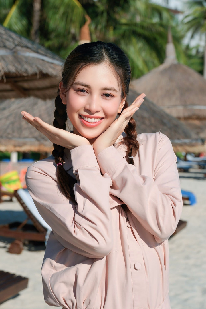 Tiểu Vy tươi tắn khi tham gia chương trình.