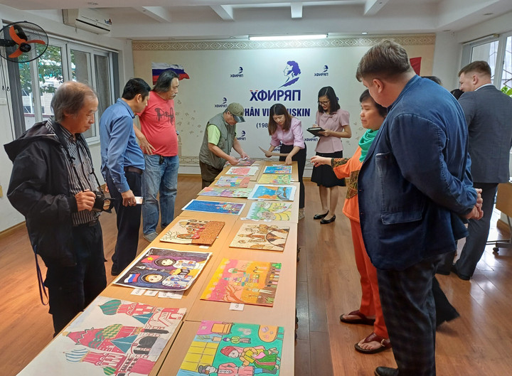 Ban giám khảo chấm điểm các tác phẩm dự thi "Em vẽ Việt Nam - Em vẽ nước Nga". (Ảnh: Hội Hữu nghị Việt-Nga)