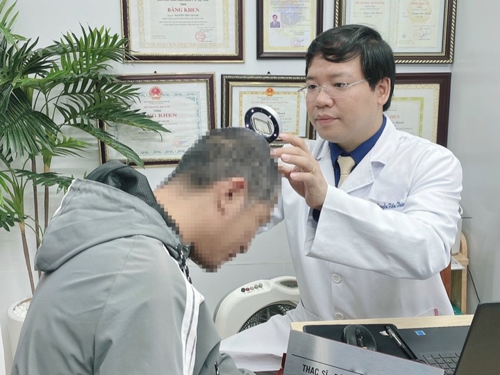 Bác sĩ thăm khám cho bệnh nhân.