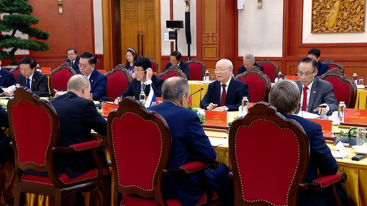 Trong các cuộc hội đàm giữa phái đoàn Nga và Việt Nam, hai bên đã trao đổi sâu rộng về các lĩnh vực hợp tác song phương và các lĩnh vực mà cả hai bên đều quan tâm, vì mục tiêu phát triển đất nước, vì hòa bình, hợp tác phát triển ở khu vực và trên thế giới.