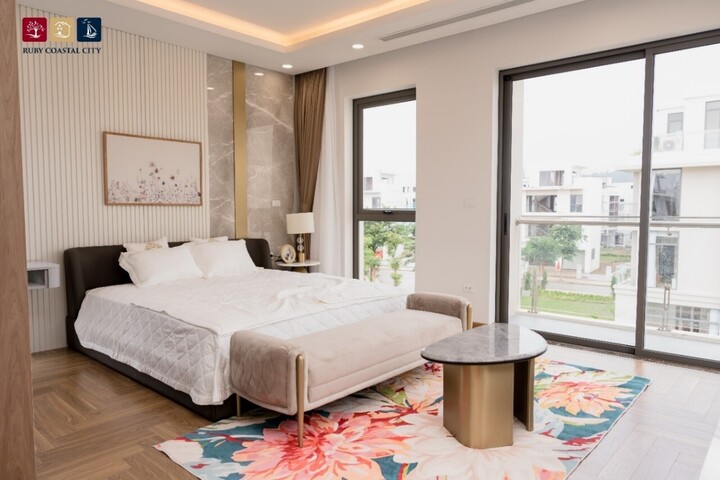 Phòng ngủ được trang bị hệ thống ánh sáng dịu nhẹ, tinh tế cùng hệ thống cửa thoáng phù hợptạo nên không gian nghỉ ngơi lý tưởng.