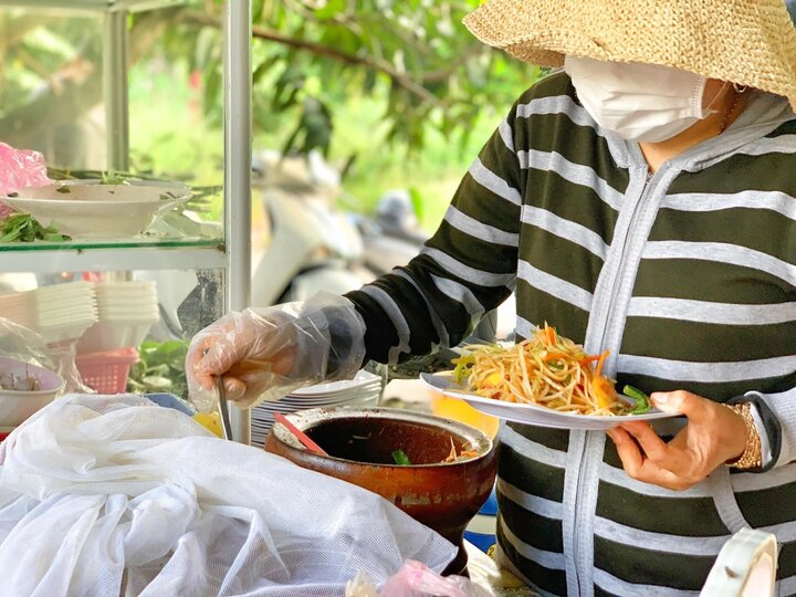 Món ăn thường được bán vào buổi chiều, phổ biến các chợ địa phương - Ảnh: Henry Dương