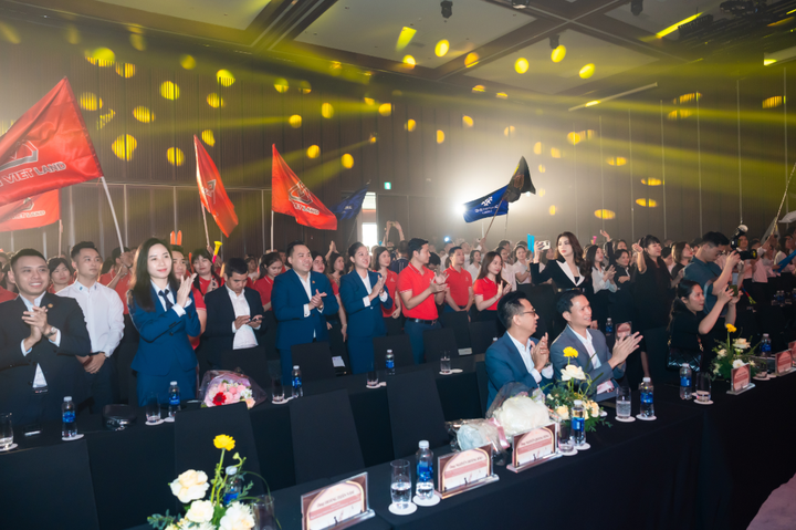 Khán phòng bùng nổ sau khi đại diện BLĐ KITA Group công bố những quà tặng, ưu đãi khủng dành cho khách hàng và các chiến binh kinh doanh.