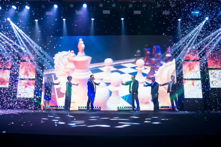 Đại diện lãnh đạo Kita Group và các đại lý thực hiện nghi thức Kick-off dự án.