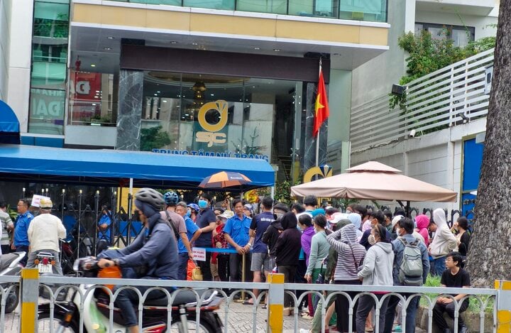 Trước trụ sở SJC trên đường Nguyễn Thị Minh Khai nhiều ngày qua luôn đông nghẹt khách đội nắng chờ mua vàng. (Ảnh: H. Linh)