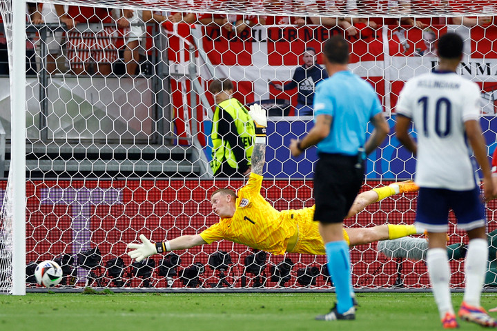 Thủ môn Pickford bay người hết cỡ nhưng không thể cứu thua cho đội tuyển Anh. (Reuters)