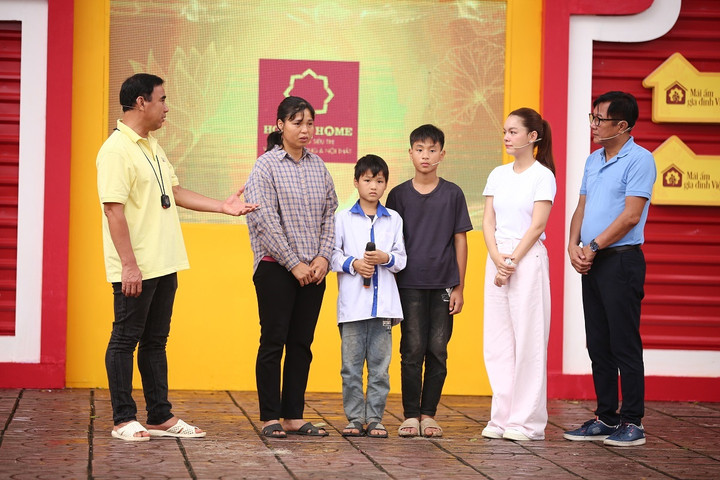 Phạm Quỳnh Anh và NSND Trọng Trinh chia sẻ với hoàn cảnh của gia đình em Thìn.