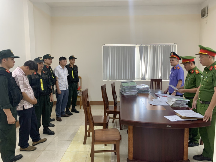 Đọc lệnh bắt bị can Dương Phúc Hiếu và Vương Viết Thắng. (Ảnh: Công an Quảng Trị)