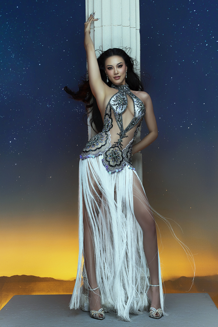 “Tôi muốn mình luôn xuất hiện thật chỉn chu, rạng rỡ. Tôi hy vọng fan sắc đẹp trong nước khi theo dõi Miss Supranational và Mister Supranational 2024 sẽ thích thú khi nghe phần giới thiệu: Giám khảo Kim Duyên đến từ Việt Nam", Kim Duyên chia sẻ thêm.