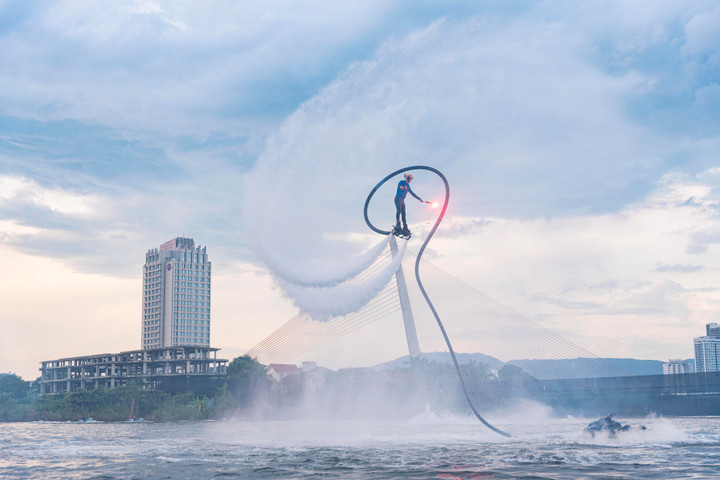 Âm nhạc, pháo sáng và những màn nhào lộn liên tiếp trên không chính là “đặc sản” của show diễn này.