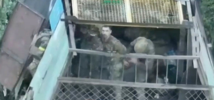 Một người lính Nga bị bắt cùng với xe tăng rùa của mình.