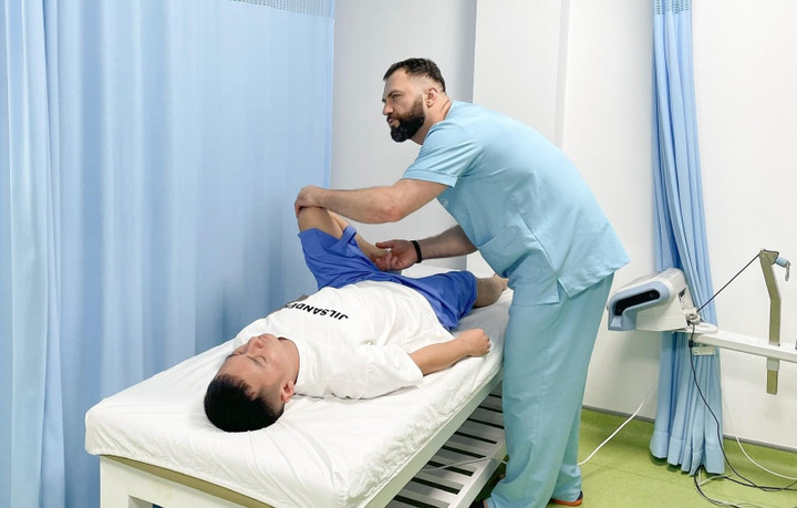 Người bệnh tập phục hồi chức năng tại cơ sở y tế. (Ảnh: TD)