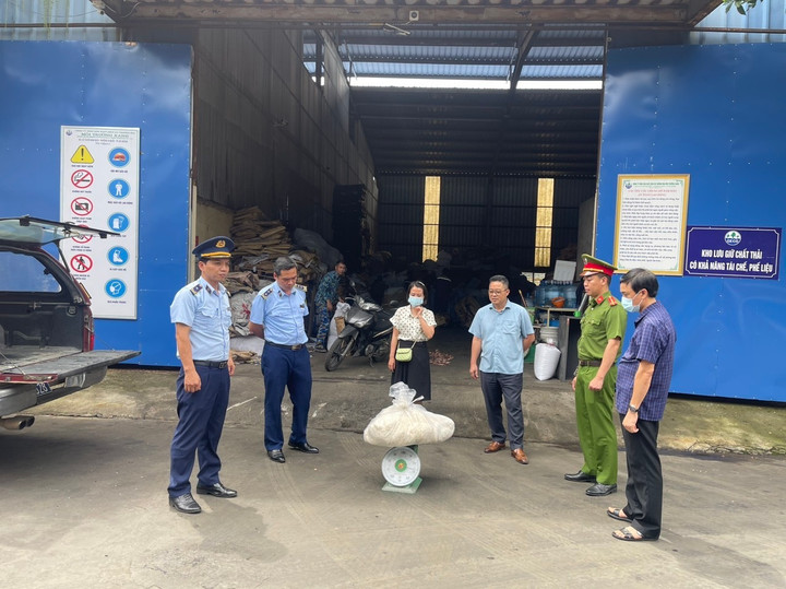 Cơ quan chức năng phát hiện 30kg bánh phở chứa chất cấm. (Ảnh: QLTT)