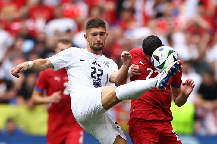 Slovenia (áo trắng) chơi tốt hơn trong hiệp 1.