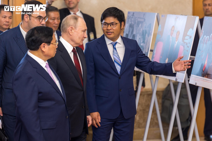Thủ tướng Phạm Minh Chính và Tổng thống Nga Vladimir Putin xem ảnh trưng bày về quan hệ Việt Nam - Nga.