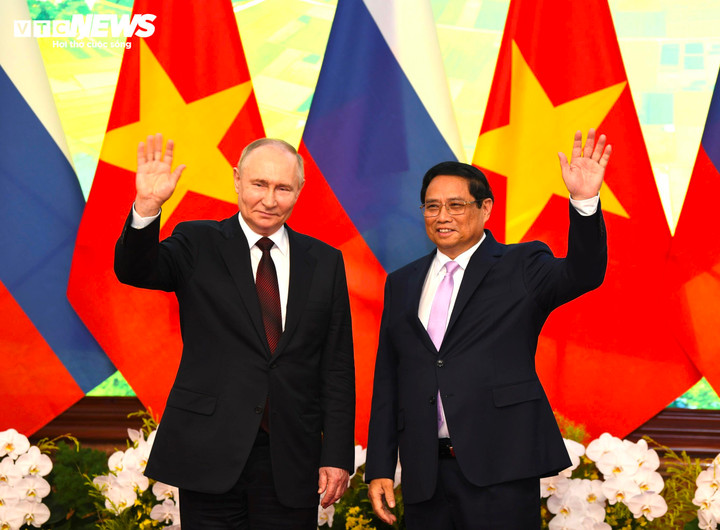 Thủ tướng Phạm Minh Chính và Tổng thống Nga Vladimir Putin chụp hình chung.