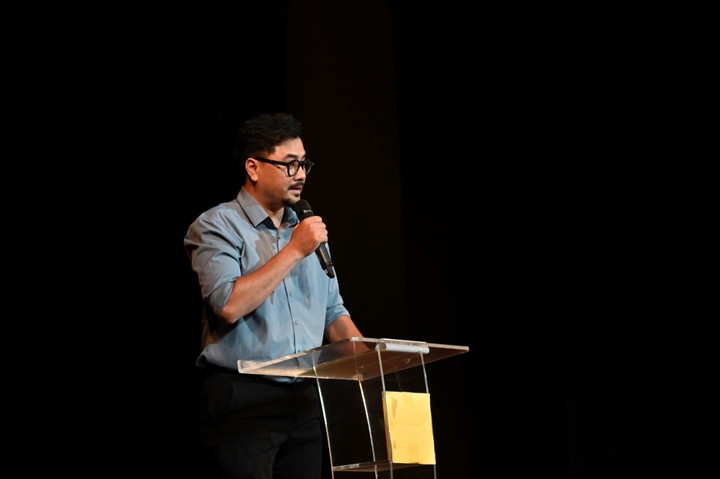 Tại buổi nhạc kịch, ông Nguyễn Văn Định, Bí thư Đoàn trường trường THPT chuyên Hà Nội - Amsterdam cho biết, English Performance không chỉ là nơi các bạn học sinh, thể hiện đam mê, nhiệt huyết, cống hiến hết mình cho nghệ thuật mà còn là dịp để giới thiệu hình ảnh học sinh khối chuyên Anh năng động, sáng tạo với các hoạt động ngoại khóa bổ ích. Mang sứ mệnh là dự án nhạc kịch tiếng Anh duy nhất của trường THPT chuyên Amsterdam, English Performance mong muốn đem đến cho các thành viên cơ hội phát triển kĩ năng mềm, chuyên nghiệp và năng động.