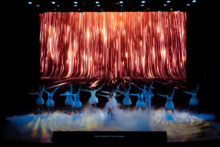 English Performance là chương trình nhạc kịch bằng tiếng Anh thường niên do các học sinh các khóa Anh 2 trường THPT chuyên Hà Nội - Amsterdam tổ chức thực hiện. Với tiết mục kịch đặc sắc, xen lẫn những bài nhạc, tiết mục nhảy đặc sắc đã tạo ra cho bầu không khí nhà hát có lúc trầm lắng, có lúc sôi động