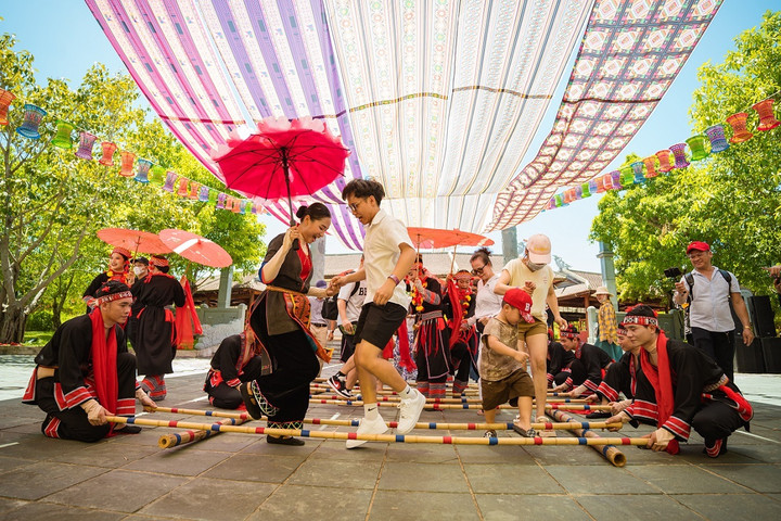 Du khách thích thú tham gia nhảy sạp Tây Bắc.