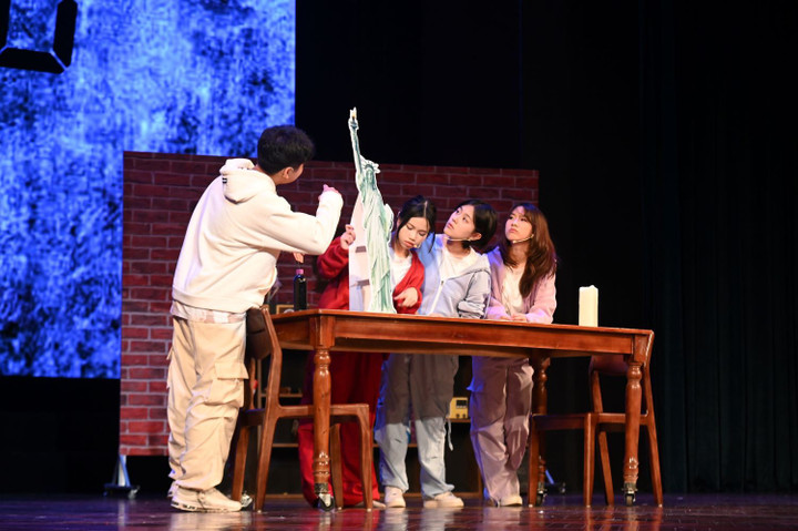 Suốt hơn 2 giờ diễn của vở nhạc kịch, những cô cậu học trò thường ngày bỗng hóa thân thành các diễn viên kịch chuyên nghiệp. Những màn thoại, hát và nhảy múa được thể hiện mượt mà và đầy cảm xúc.