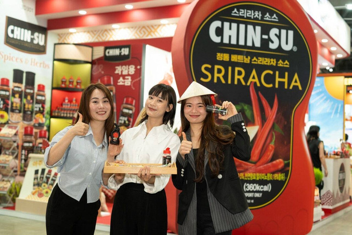 Thực khách Hàn thích thú nếm thử các món ăn khi được kết hợp với Bộ gia vị hạt & bột đặc sản.