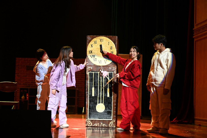 English Performance 2024 xoay quanh nhân vật Cassandra Rosewood, người vô địch cuộc thi phát minh trò chơi điện tử, cùng nhóm bạn của mình. Vở kịch được lấy bối cảnh tương lai tại một thành phố tưởng tượng - nơi các trò chơi thực tế ảo được phát triển như một ngành công nghệ dịch vụ phổ biến. Tại đây, các nhân vật bị mắc kẹt trong một căn phòng đã được lập trình sẵn và chỉ có lối thoát duy nhất là phá giải những câu đố, thử thách mà máy chủ trò chơi đưa ra.