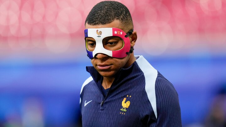 Cận cảnh chiếc mặt nạ của Kylian Mbappe.