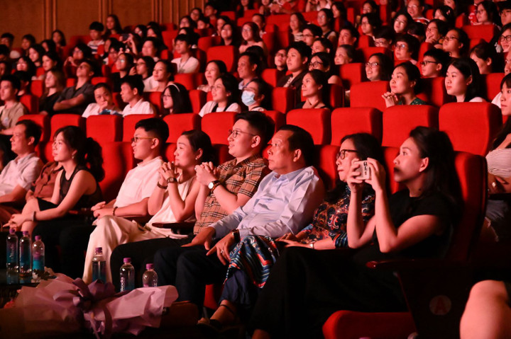 Sự chỉn chu trong từng khâu chuẩn bị, từ ánh sáng, âm thanh, trang phục cho đến phần diễn xuất, vũ đạo của các bạn học sinh đã góp phần tạo nên một buổi biểu diễn đáng nhớ. Bắt mắt về hình ảnh, thu hút về âm thanh, đặc sắc cùng lối diễn xuất tự nhiên đã tạo ra nhiều dư âm trong lòng khán giả.