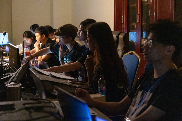 Các bạn học sinh tập trung làm việc tại phòng âm thanh, ánh sáng góp phần tạo nên thành công cho buổi biểu diễn.