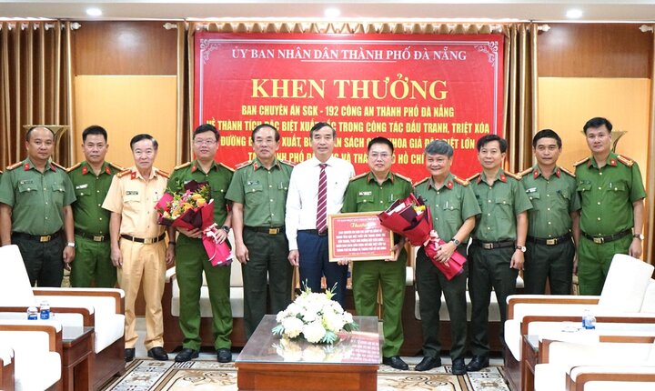 Ông Lê Trung Chinh, Chủ tịch UBND TP Đà Nẵng tặng hoa, khen thưởng lực lượng Công an thành phố.