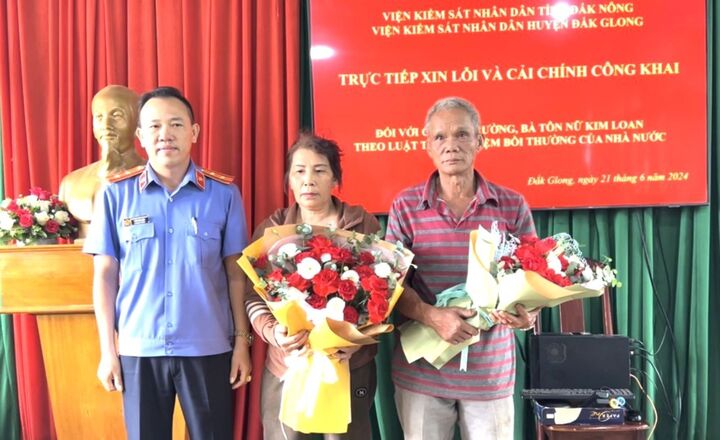 Vợ chồng ông Lê Trường và bà Tôn Nữ Kim Loan được xin lỗi oan sai.