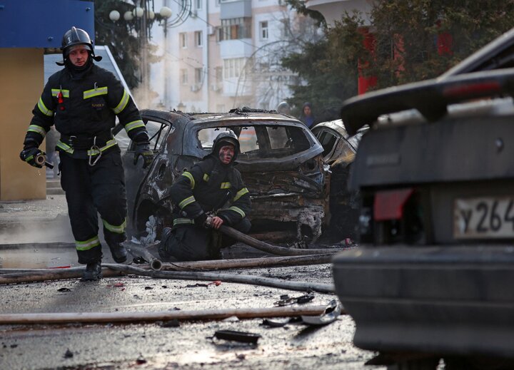 Lính cứu hỏa bên cạnh một chiếc ô tô cháy mà Nga nói là do một cuộc tấn công của Ukraine - Belgorod, tháng 12/2023. (Ảnh: Reuters)