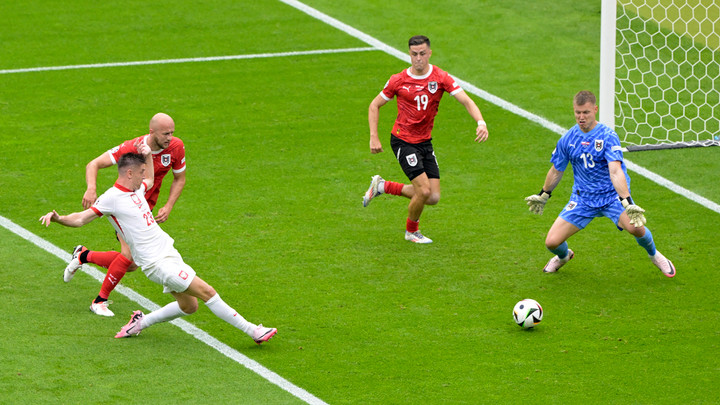 Đội tuyển Ba Lan ghi bàn sau vài tình huống uy hiếp tốt. (Ảnh: Reuters)