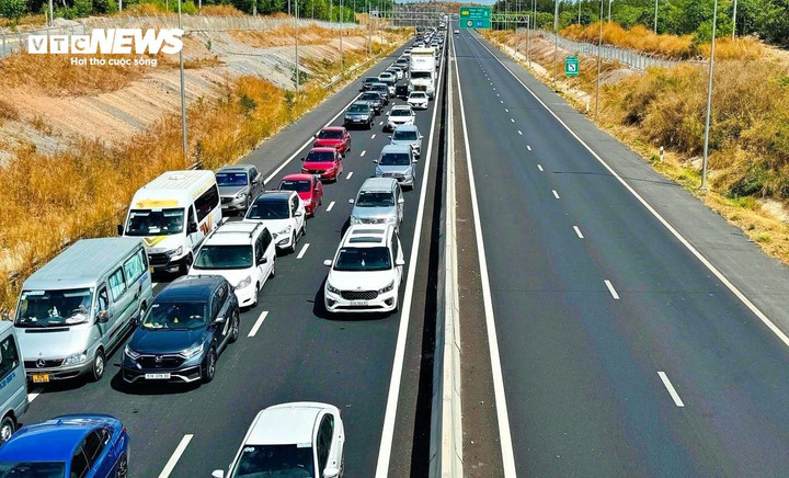 Cao tốc Dầu Giây - Phan Thiết thường có lưu lượng xe đông, tuy nhiên tuyến cao tốc này vẫn chưa có Trạm dừng nghỉ.