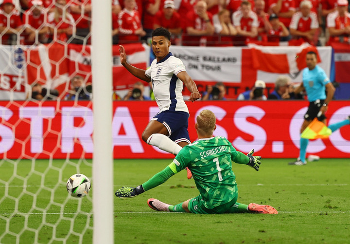 Watkins có cơ hội ngay sau khi vào sân. (Ảnh: Reuters)