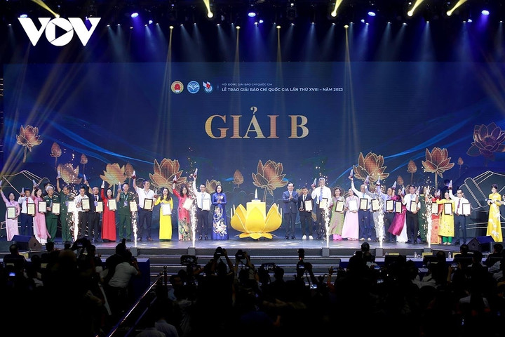 Phó Thủ tướng Trần Lưu Quang và Phó Chủ tịch Quốc hội Nguyễn Thị Thanh trao giải cho đại diện các tác giả, nhóm tác giả đoạt Giải B.