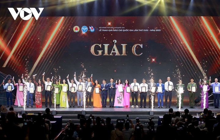 Bộ trưởng Bộ Thông tin và Truyền thông Nguyễn Mạnh Hùng và Chủ tịch Hội Nhà báo Việt Nam Lê Quốc Minh trao giải cho đại diện tác giả và nhóm tác giả đoạt Giải C.